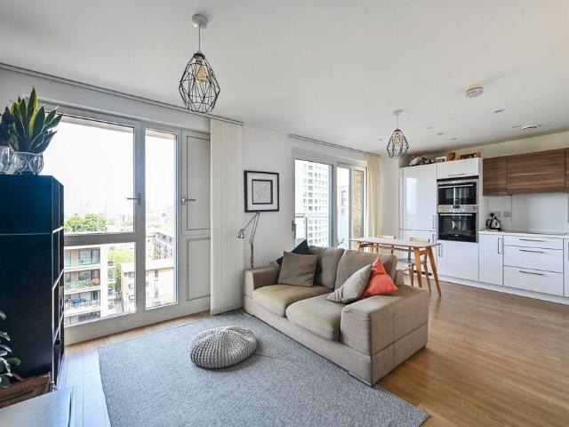 Flat for sale in Bromley-by-Bow, Bow