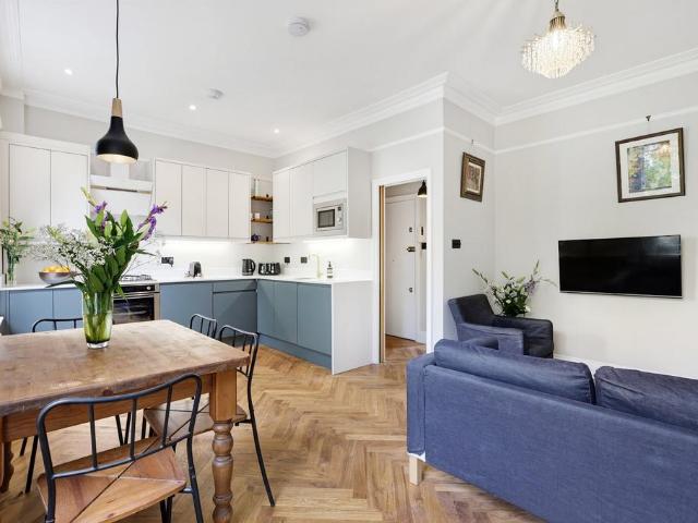 Flat for sale in North Kensington, Greater London