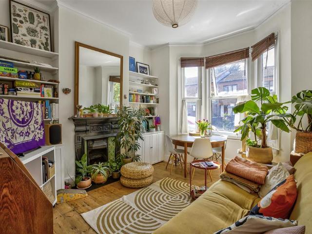 Flat for sale in Stockwell, Greater London