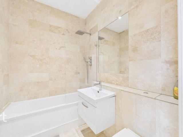 Flat for sale in Ewell, Surrey