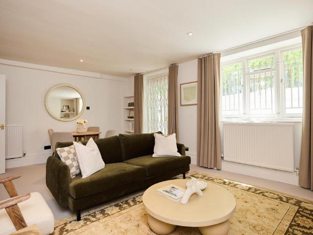 Flat for sale in Clapham, Greater London