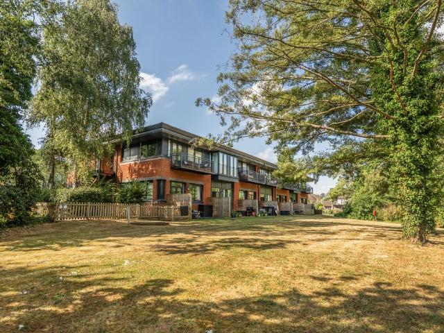 Flat for sale in Catteshall, Fole