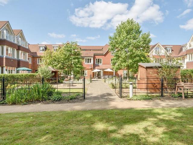 Flat for sale in Hart, Hampshire