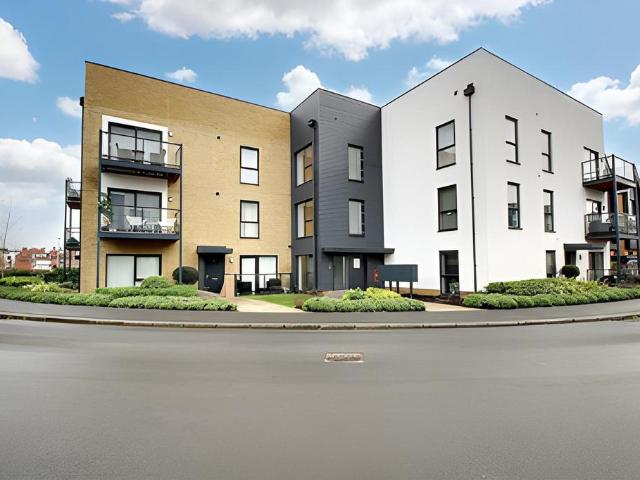 Flat for sale in Harold Wood, Greater London