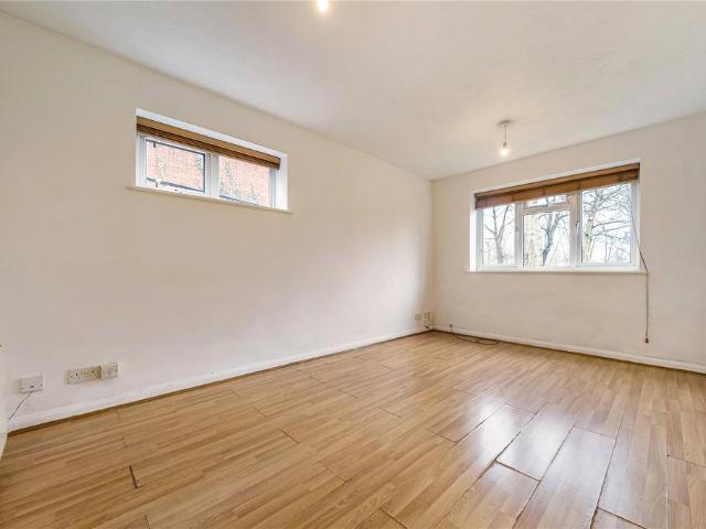 Flat for sale in Crystal Palace, Greater London