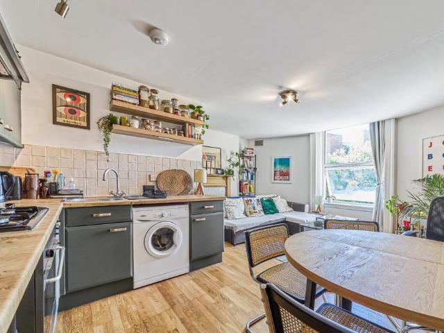 Flat for sale in Streatham Hill, Greater London