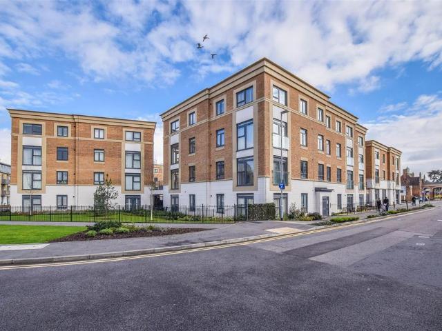 Flat for sale in Hertford, Colliers End