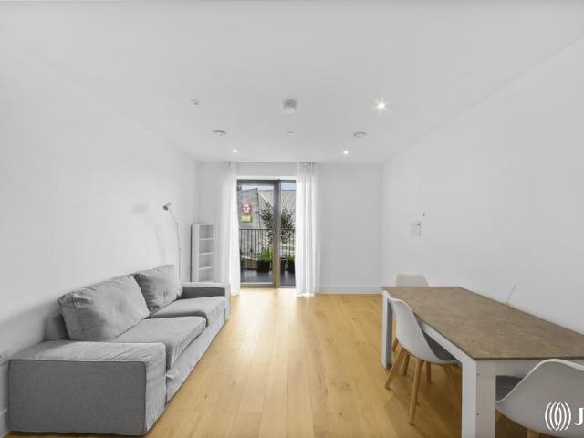 Flat for sale in London Borough of Hounslow, Strand