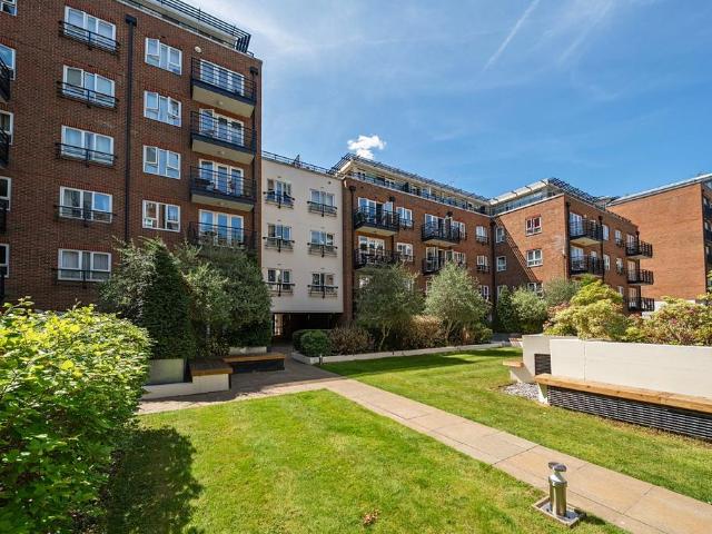Flat for sale in Norbiton, Greater London