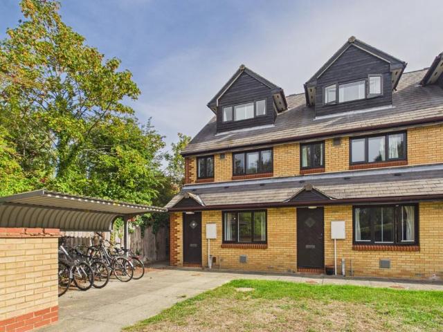 Flat for sale in Petersfield, Cambridge
