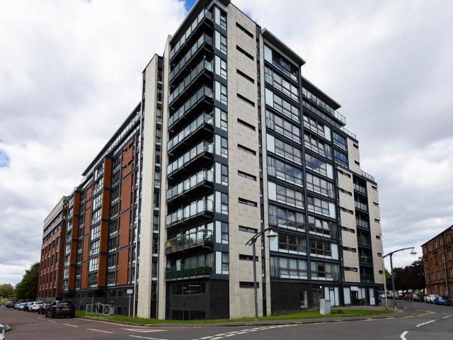 Flat for sale in Calton, Scotland