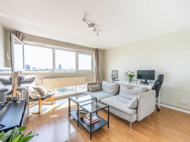 Flat for sale in North Kensington, Greater London