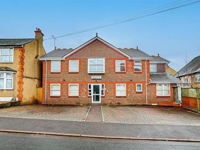Flat for sale in Bennetts End, Pouchen End