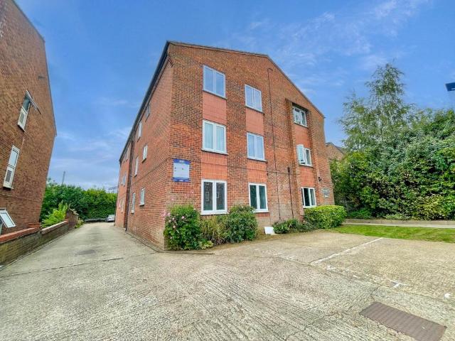 Flat for sale in Spring Park, Luton