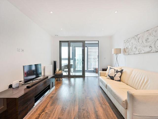 Flat for sale in London Borough of Hounslow, Greater London