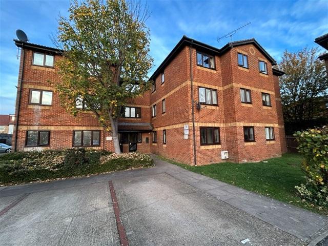 Flat for sale in Ponders End, Greater London
