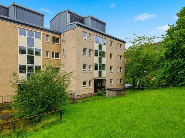 Flat for sale in Hillhead, Scotland