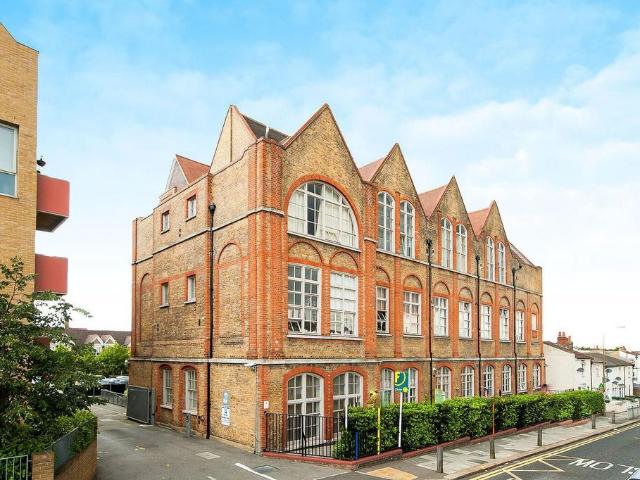 Flat for sale in Glyndon, Greater London
