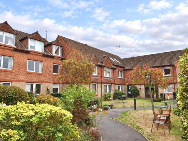 Flat for sale in Weybridge, Elmbridge