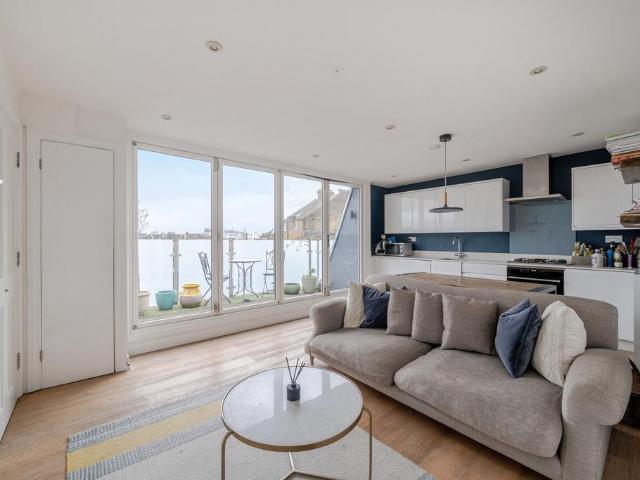 Flat for sale in Balham, Greater London