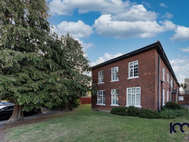 Flat for sale in Elm Park, Greater London