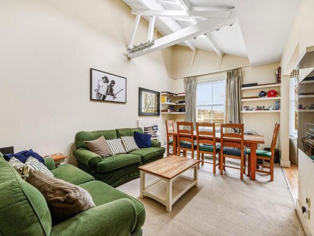 Flat for sale in Earl's Court, Greater London