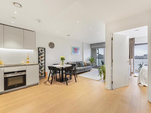 Flat for sale in Greenwich Peninsula, Greater London