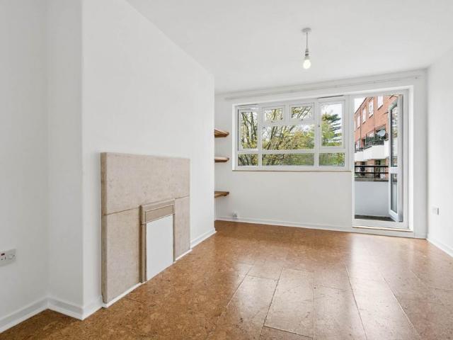 Flat for sale in Furzedown, Greater London