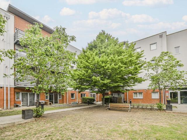 Flat for sale in Hale End, Greater London