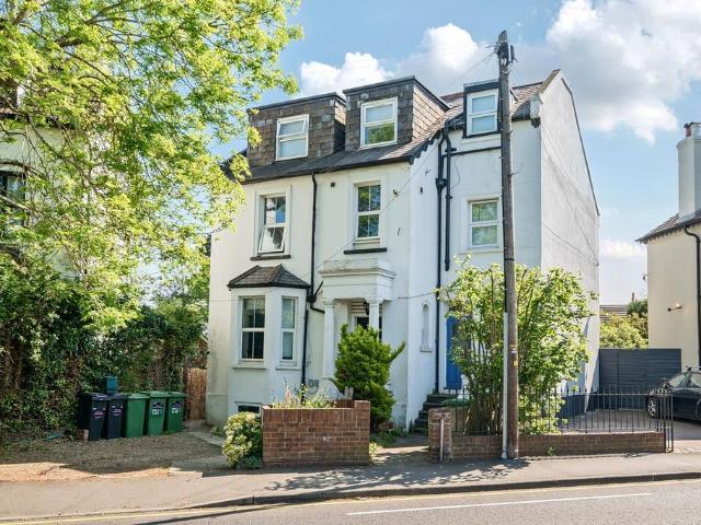 Flat for sale in Woodcote, Epsom