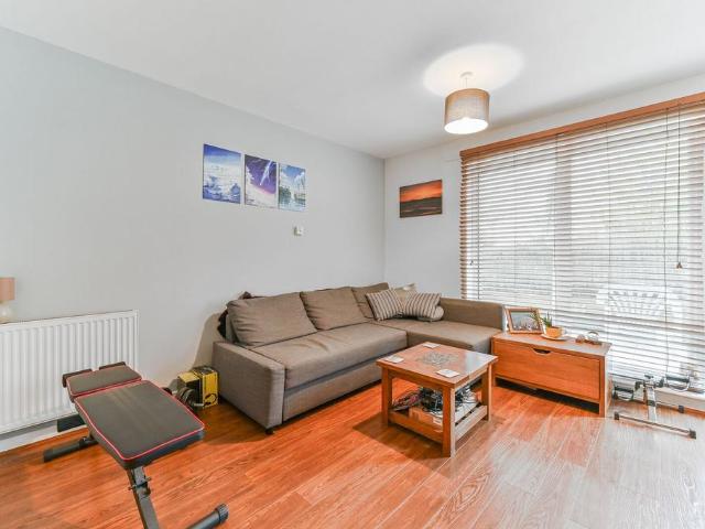 Flat for sale in London Borough of Croydon, Waddon
