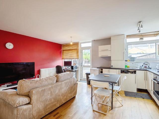 Flat for sale in Balham, Greater London