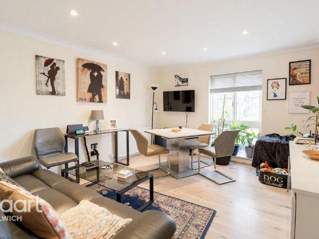 Flat for sale in London Borough of Southwark, Greater London