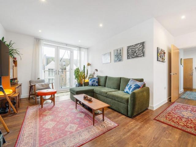 Flat for sale in Balham, Greater London