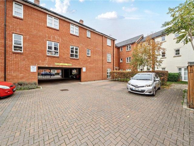 Flat for sale in London Borough of Merton, Mitcham