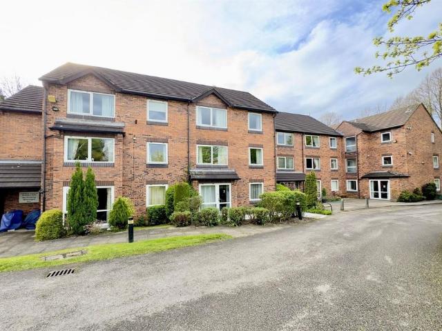Flat for sale in Hockley, Poynton
