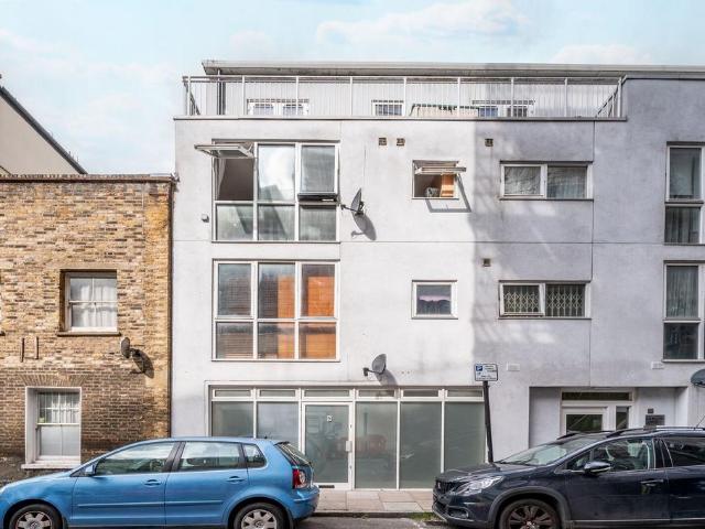 Flat for sale in Suttons Wharf, Mile End