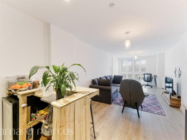 Flat for sale in Red Hill, Surrey