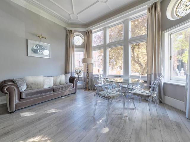 Flat for sale in South Hampstead, Greater London