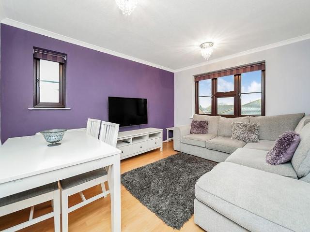 Flat for sale in Lambourne, Epping
