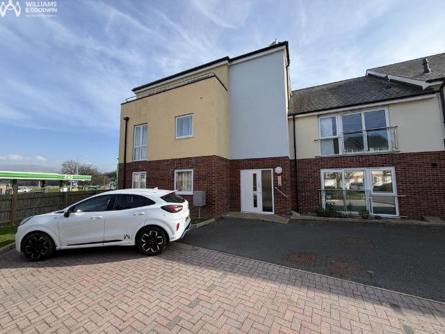 Flat for sale in Bangor, Wales