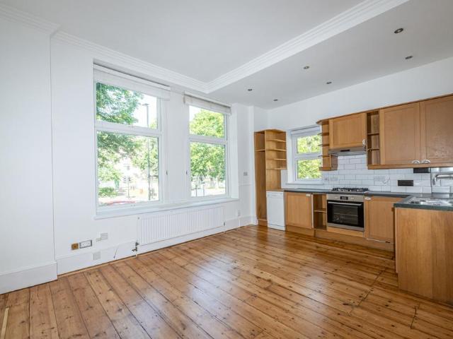 Flat for sale in Clapham, Greater London