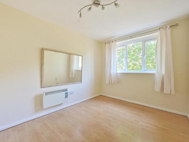 Flat for sale in Roehampton, Greater London
