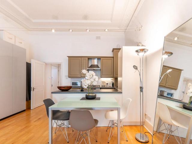 Flat for sale in Bayswater, Greater London