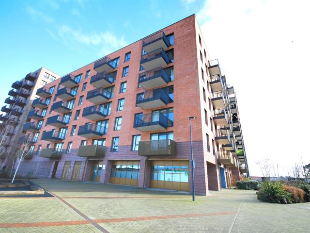 Flat for sale in Harrow Weald, Greater London