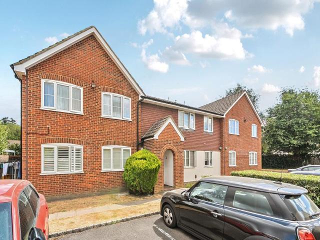Flat for sale in Hart, Hampshire