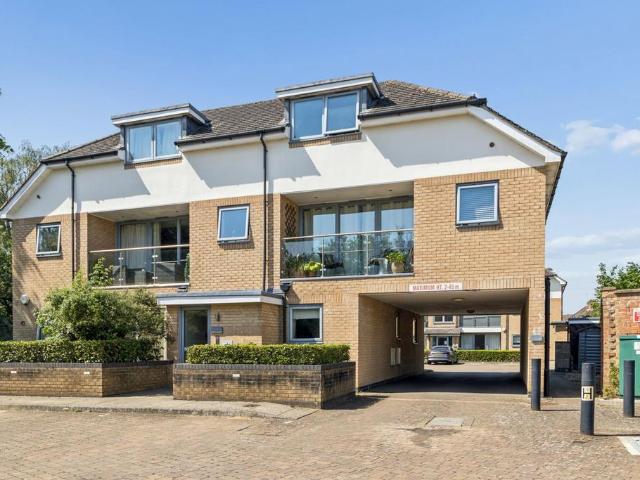 Flat for sale in Batchworth, Hertfordshire