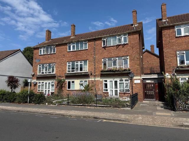 Flat for sale in Thames View, Greater London