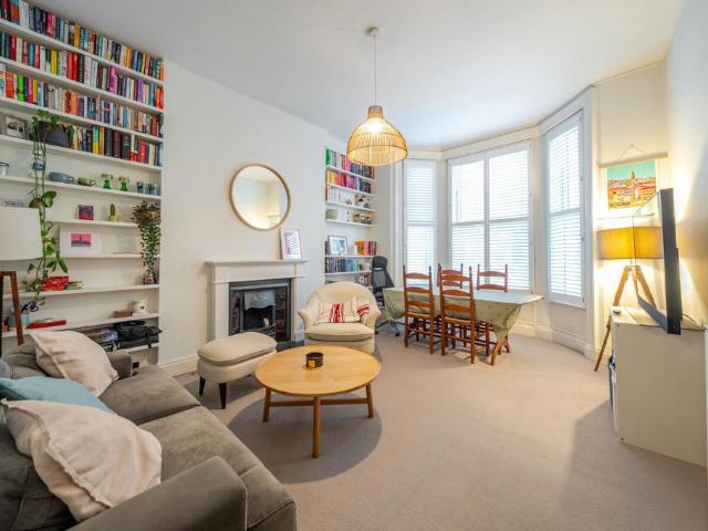 Flat for sale in Queen's Park, Greater London