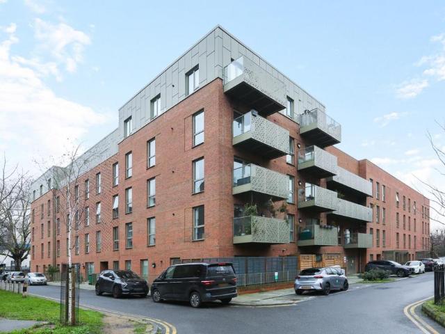 Flat for sale in Camberwell, Greater London